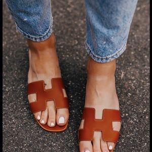 Hermes Oran Sandal - Gold - 39.5 fits a US 8.5-9 perfectly. Timeless Style!